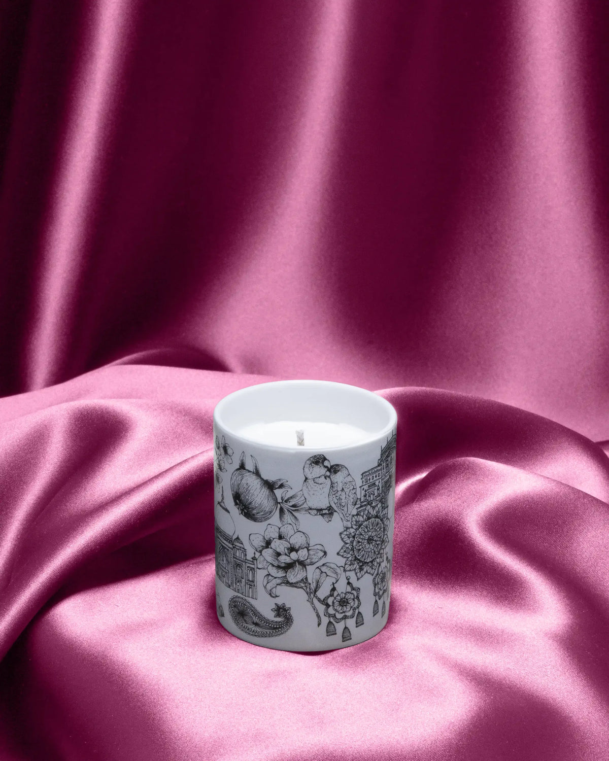 Night Blooms, India 80g 香氛蜡烛瓷器皿上的 Kerry Lemon 插画细节