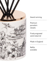 Kvapų difuzorius su lazdelėmis Dancing Light, Lake Como, 200 ml, ir jo pagrindinės savybės: apdovanotas, aukštos kokybės porcelianinis indas, dailiai graviruotas masyvus metalinis dangtelis, pagamintas Anglijoje, galimi papildymai.