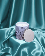 Dancing Light, Lake Como 300g 香氛蜡烛瓷器皿上的 Kerry Lemon 插画细节