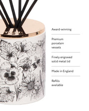Kvapų difuzorius su lazdelėmis Glorious Gardens, England, 200 ml, ir jo pagrindinės savybės: apdovanotas, aukštos kokybės porcelianinis indas, dailiai graviruotas masyvus metalinis dangtelis, pagamintas Anglijoje, galimi papildymai.