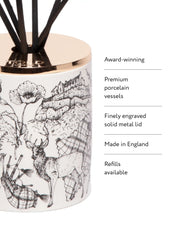 Kvapų difuzorius su lazdelėmis Highland Retreat, Scotland, 200 ml, ir jo pagrindinės savybės: apdovanotas, aukštos kokybės porcelianinis indas, dailiai graviruotas masyvus metalinis dangtelis, pagamintas Anglijoje, galimi papildymai.