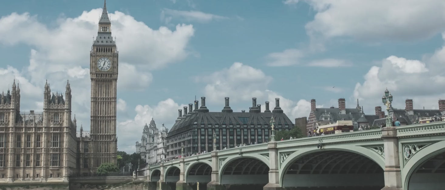 A sped up video of traffic moving across London bridge with Big Ben in the background