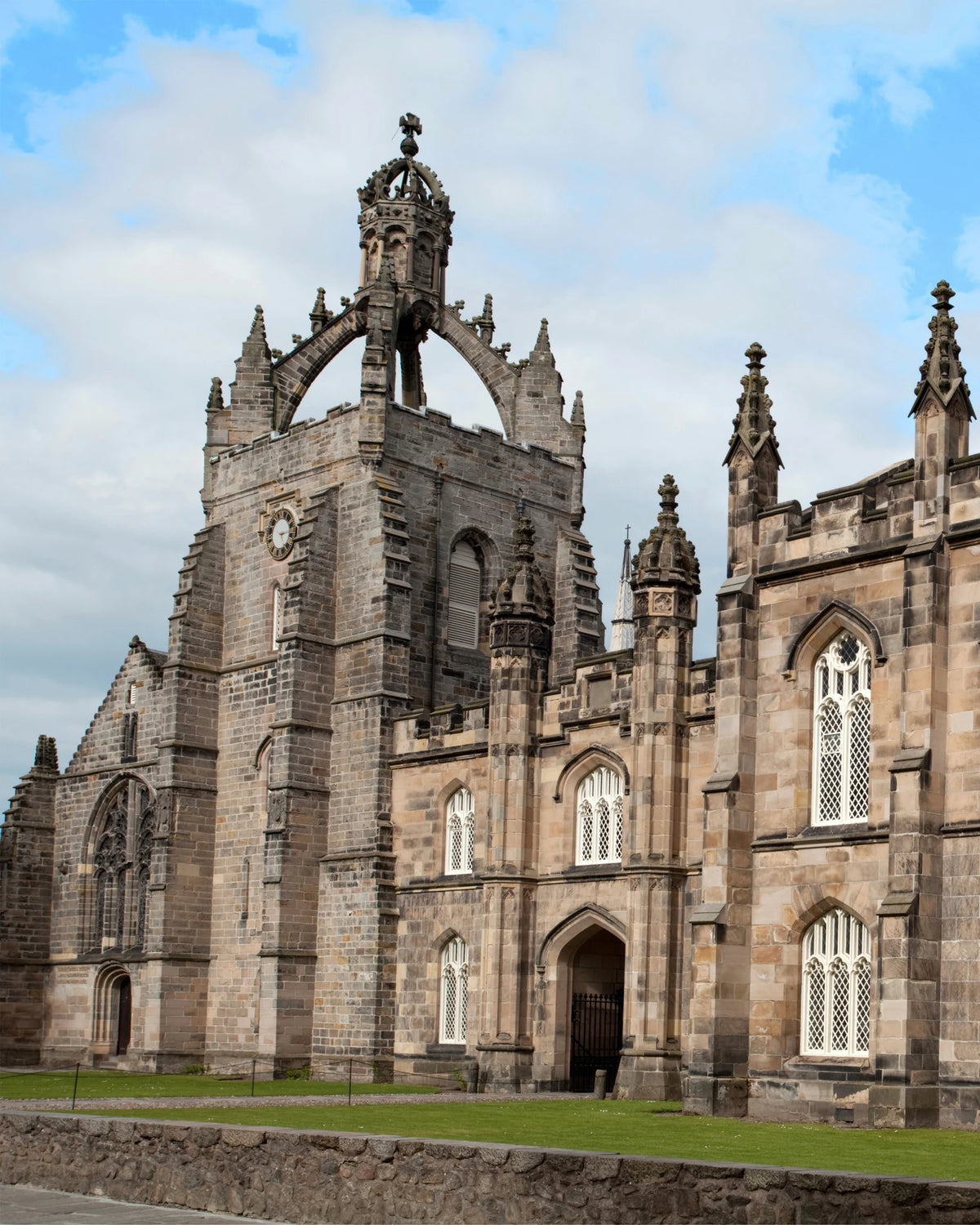 The crown tower and stone front of King’s College at the University of Aberdeen under a blue sky.